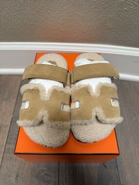 BNIB Hermes Chypre Beige Suede Shearling Sandals